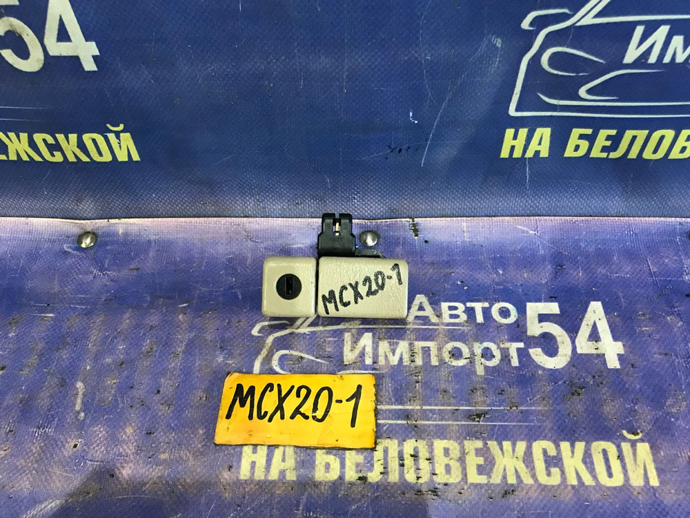 Бардачок пассажирский TOYOTA PRONARD 2000