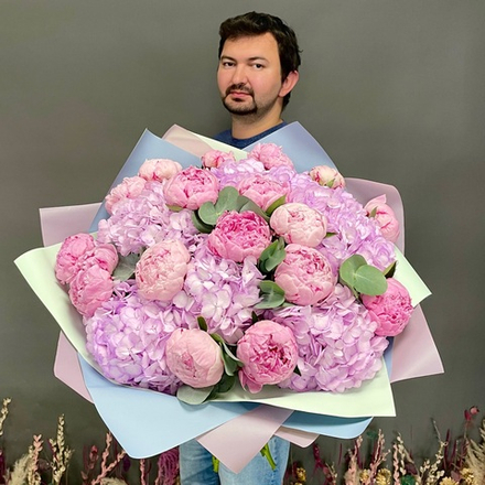 Букет цветов «‎Пионы и лавандовые гортензии»