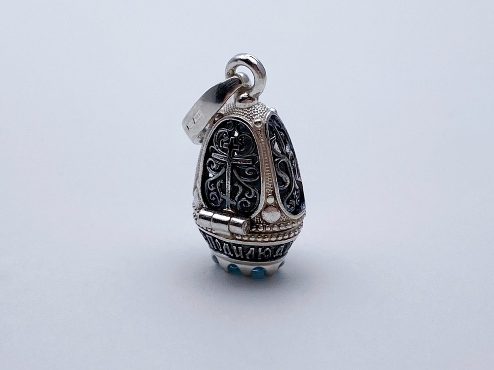 Ладанка из серебра/Чернение/С подвижным ухом/Со вставкой из красного фианита/Семистрельная