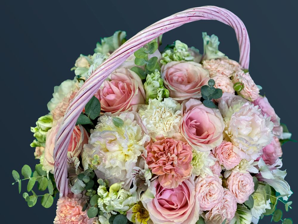 Букет Корзинка розовая с пиновидными Розами