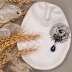 Брошь 3D "Роза" с горным хрусталем и фианитами.