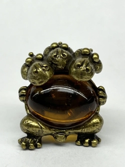 Бронзовая статуэтка на янтаре