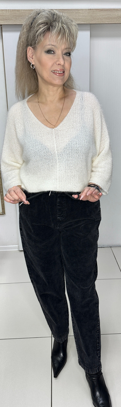 Белый джемпер с V- образным вырезом декольте