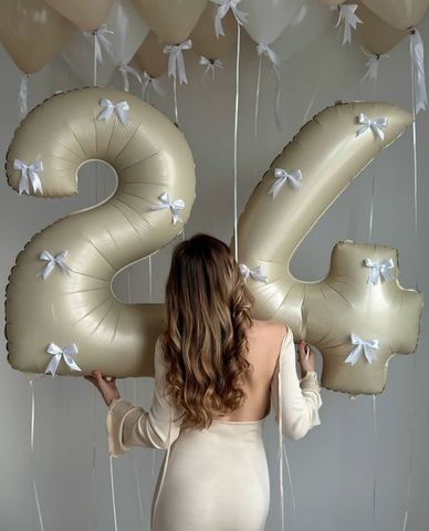 Песочно-белые шары на 24 года девушке
