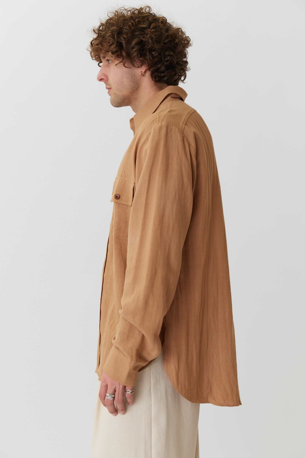 Объемная мужская рубашка из льна карамельного цвета