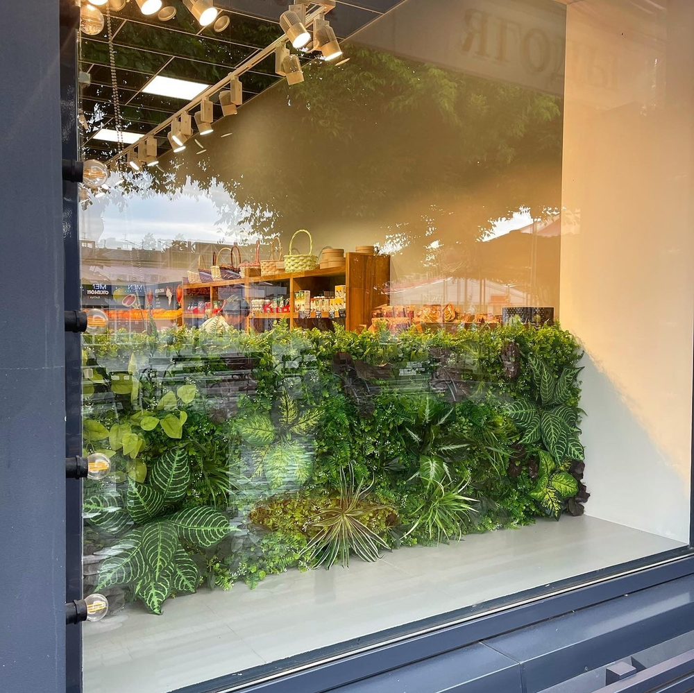 Озеленение искусственными растениями магазина " Морковь"