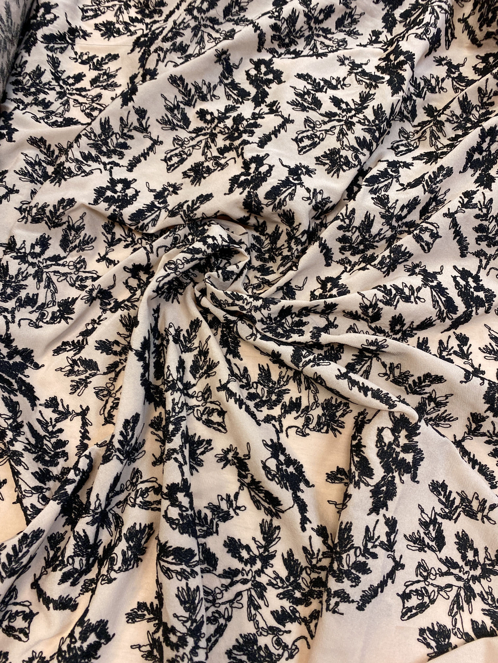 Ткань (Италия) натуральный шелк 100% с вышивкой ш-130см цена за 1 м