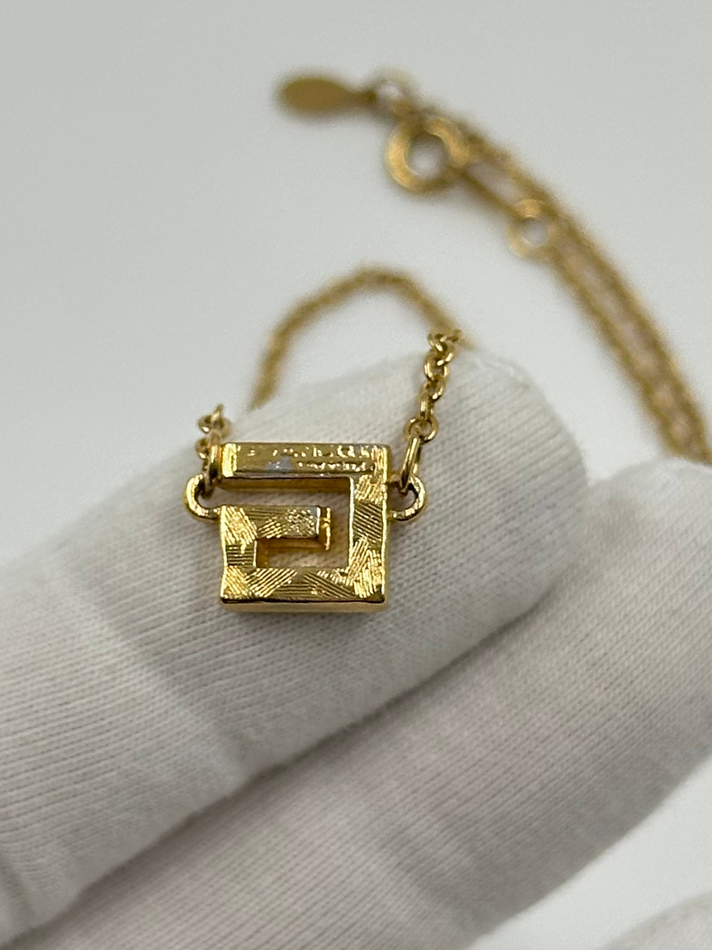 Кулон-лого с кристаллами Givenchy