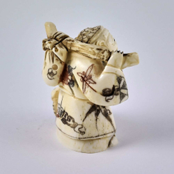 Нэцкэ Путник с кузовком и корзиной карпов