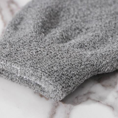 Серая массажная мочалка-варежка для тела из бамбукового волокна (21х11,5 см)