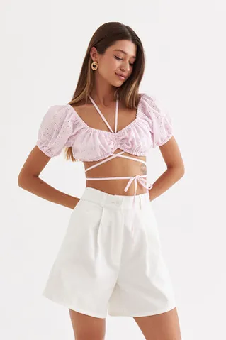 Топ со сборкой и завязками из шитья пудрового цвета