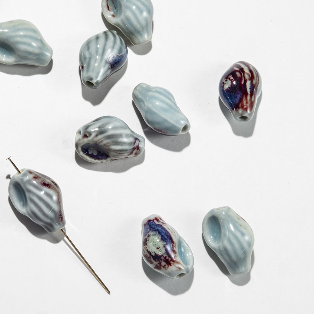 Бусина в форме морской ракушки, 14,6*21мм, сине-бордово-голубая, глазурированный фарфор