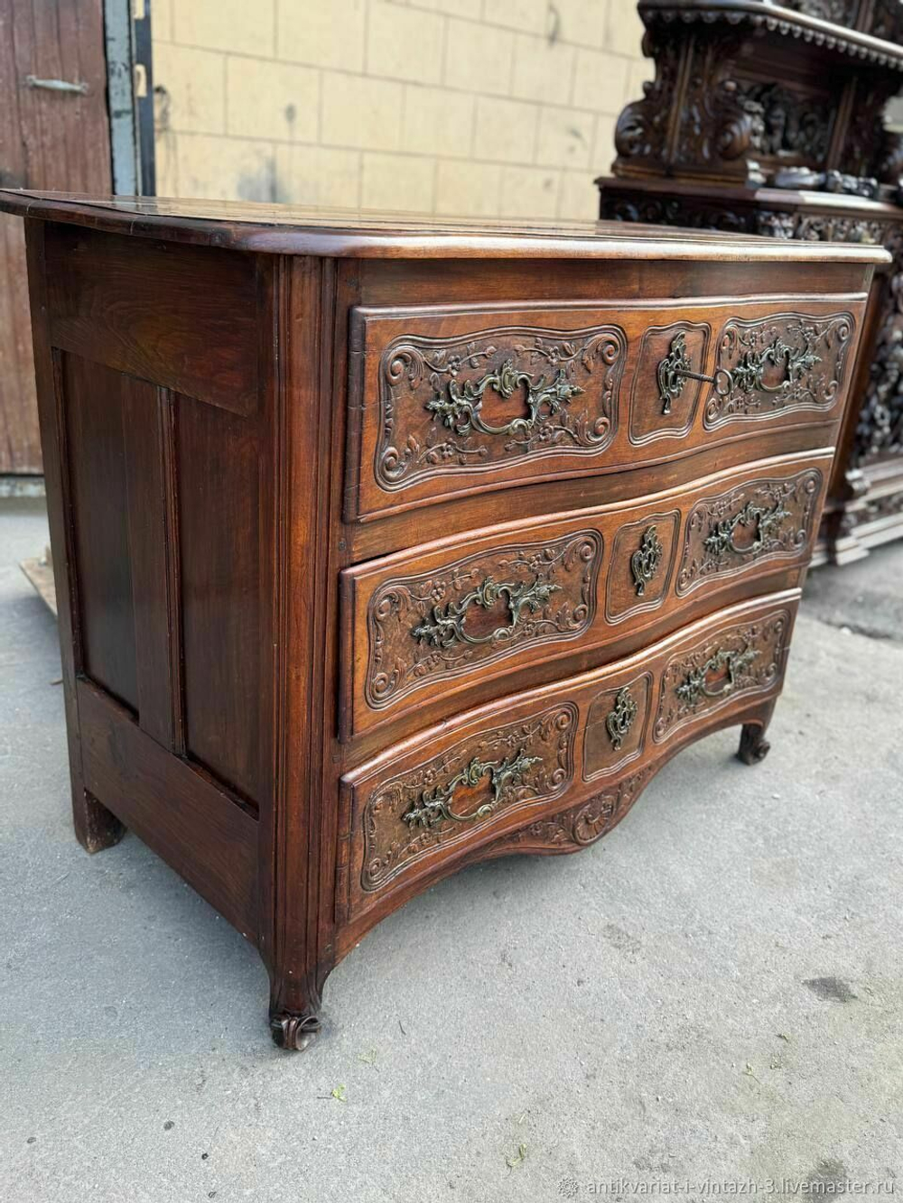 Старинный комод