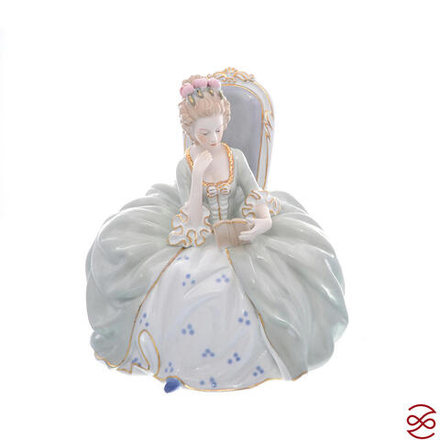 Статуэтка Royal Classics Девушка с книгой 28 см