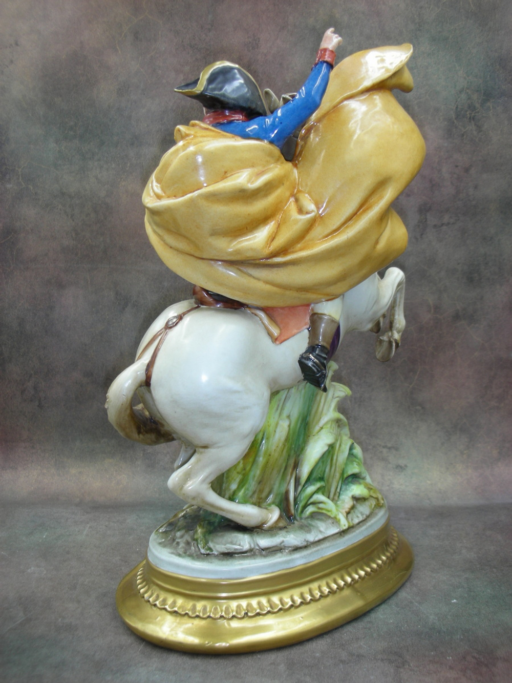 Статуэтка. Фарфор. Солдат. Наполеон при переходе через Сен-Бернар. Capodimonte. Италия