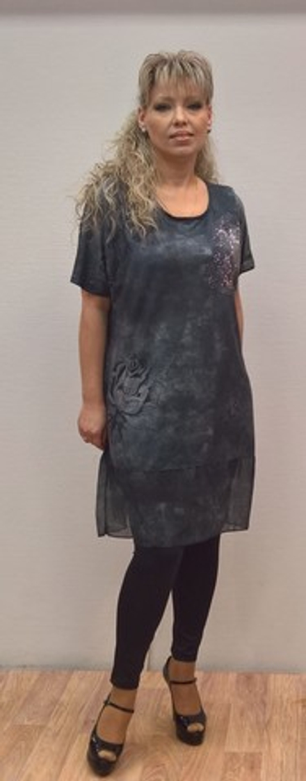 Платье-туника с шифоновой вставкой и стразами