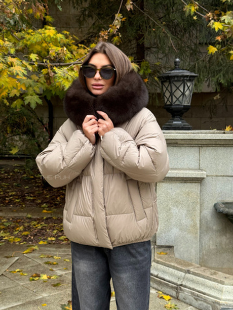 Короткий пуховик цвета капучино с затяжками на рукавах