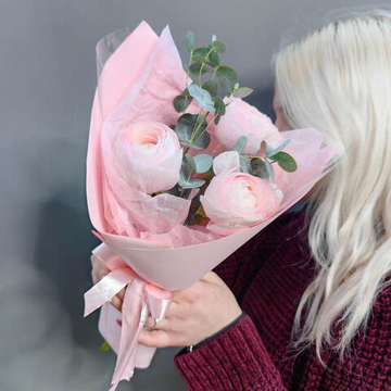 Букет из 3 ранункулюсов