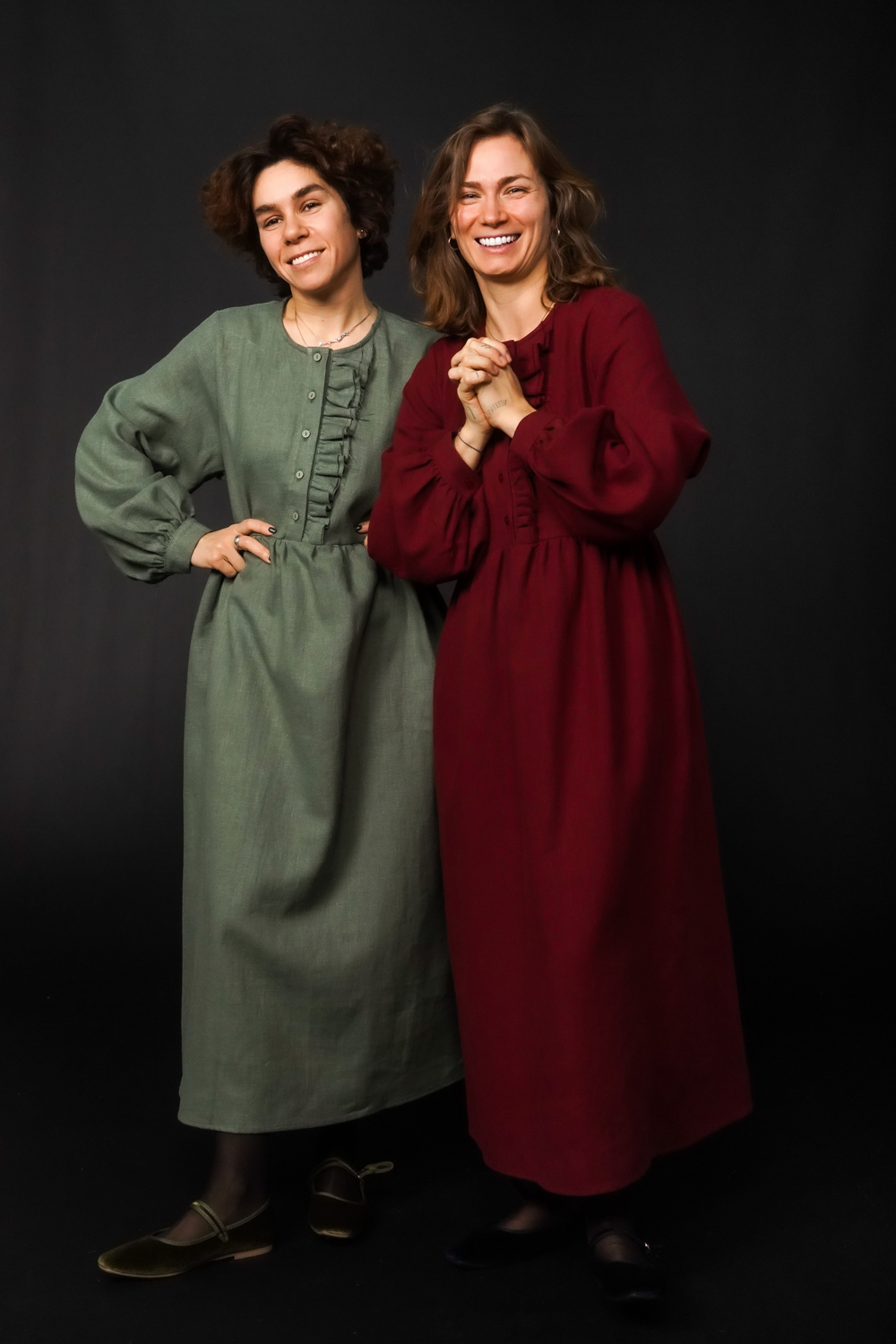 Платье с асимметричной рюшей "Герда" из крапивы цвета хвои