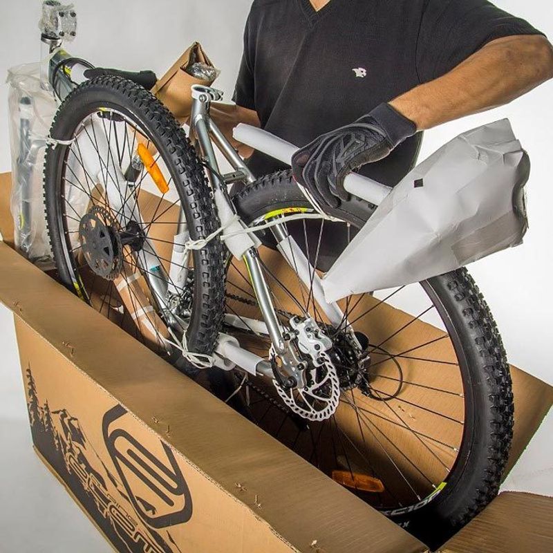 Сборка нового велосипеда из коробки