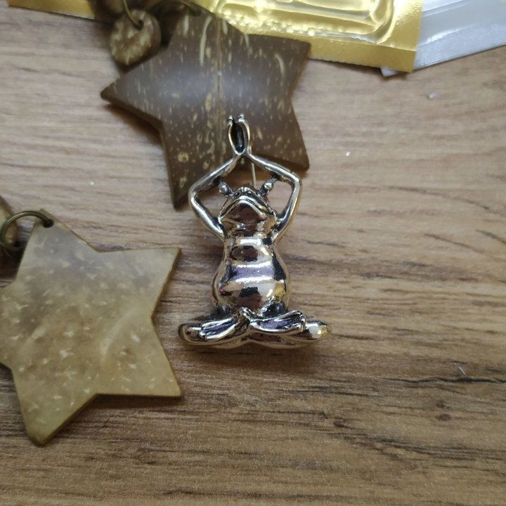 Брошь Лягушка-йог Намасте металл серебристый