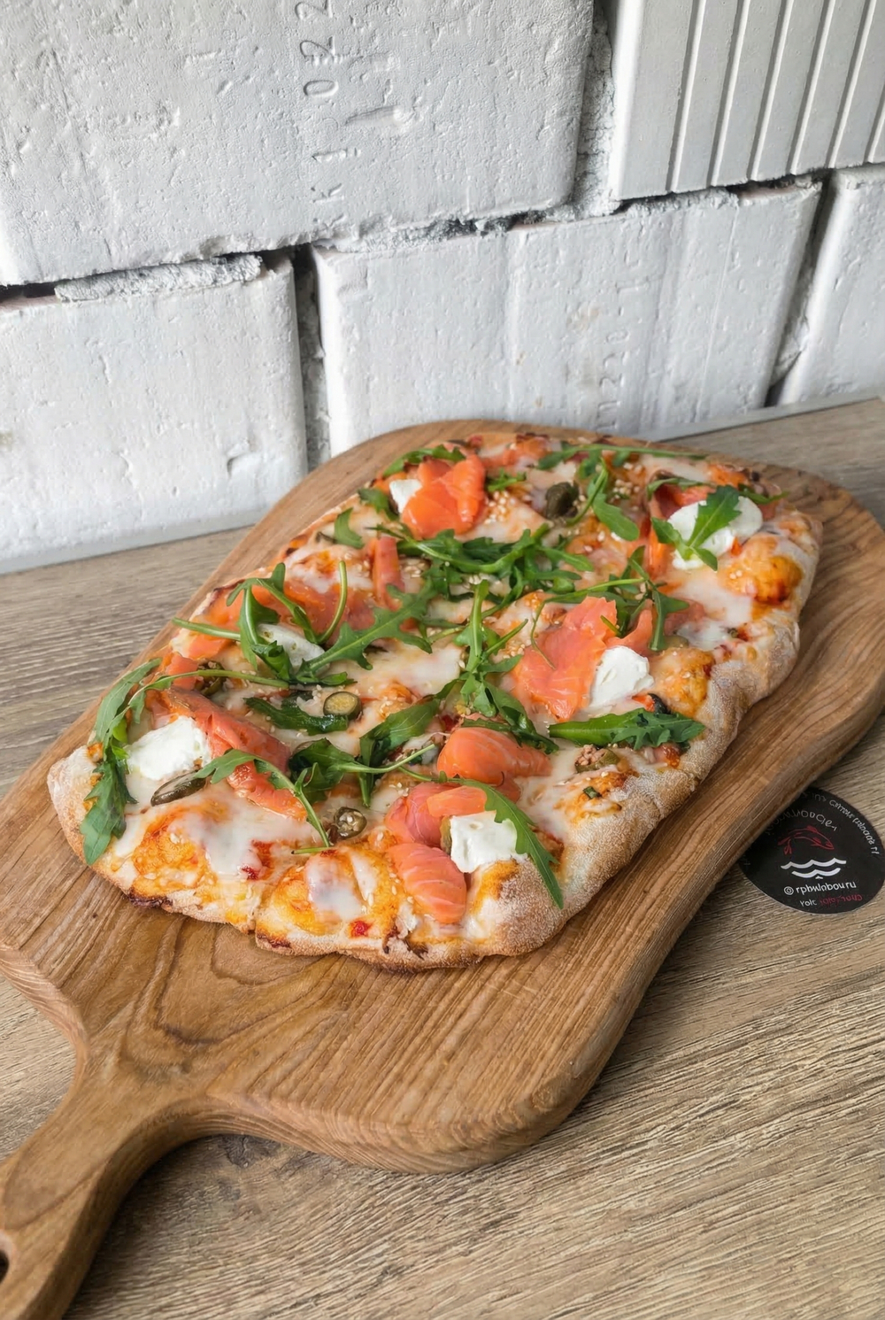 Пицца римская с форелью и маслянной рыбой, соус унаги 480 гр. зам.