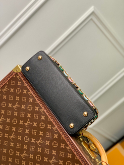 Louis Vuitton Capucines MM