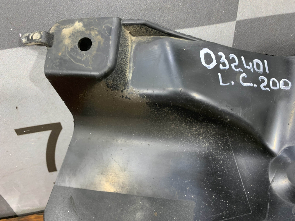 Брызговик передний правый Toyota Land Cruiser 200 15-21 Б/У Оригинал 7662160160