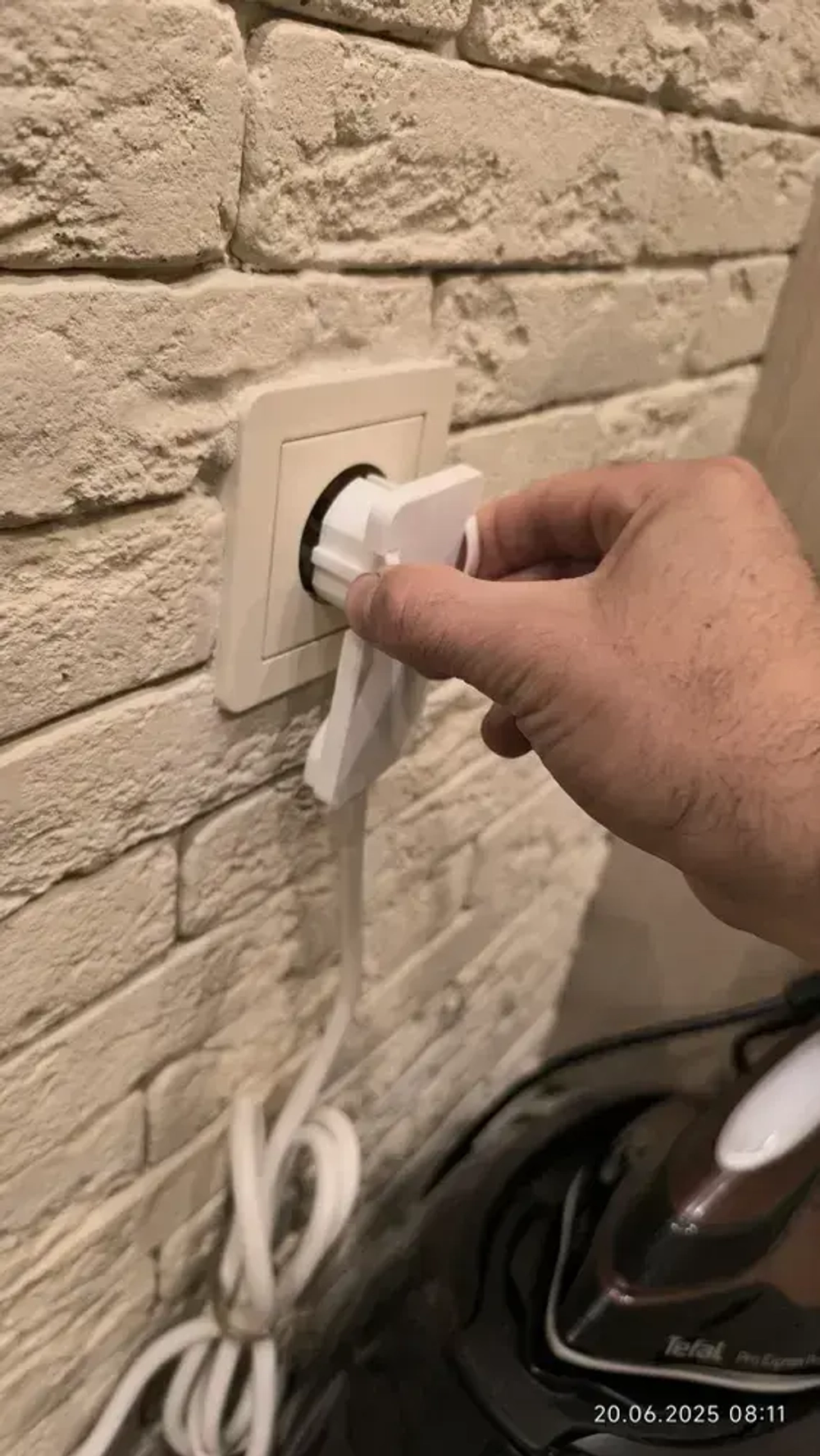 Удлинитель электрический с плоской, потайной вилкой (за шкаф) 1 розетк 1 Метр 3500 Ватт с заземлением