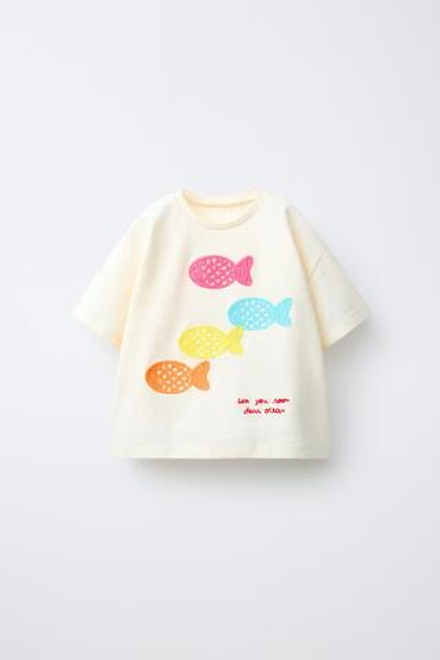 ZARA ФУТБОЛКА С ВЫШИВКОЙ РЫБОК, ЖЕЛТОВАТО-БЕЛЫЙ