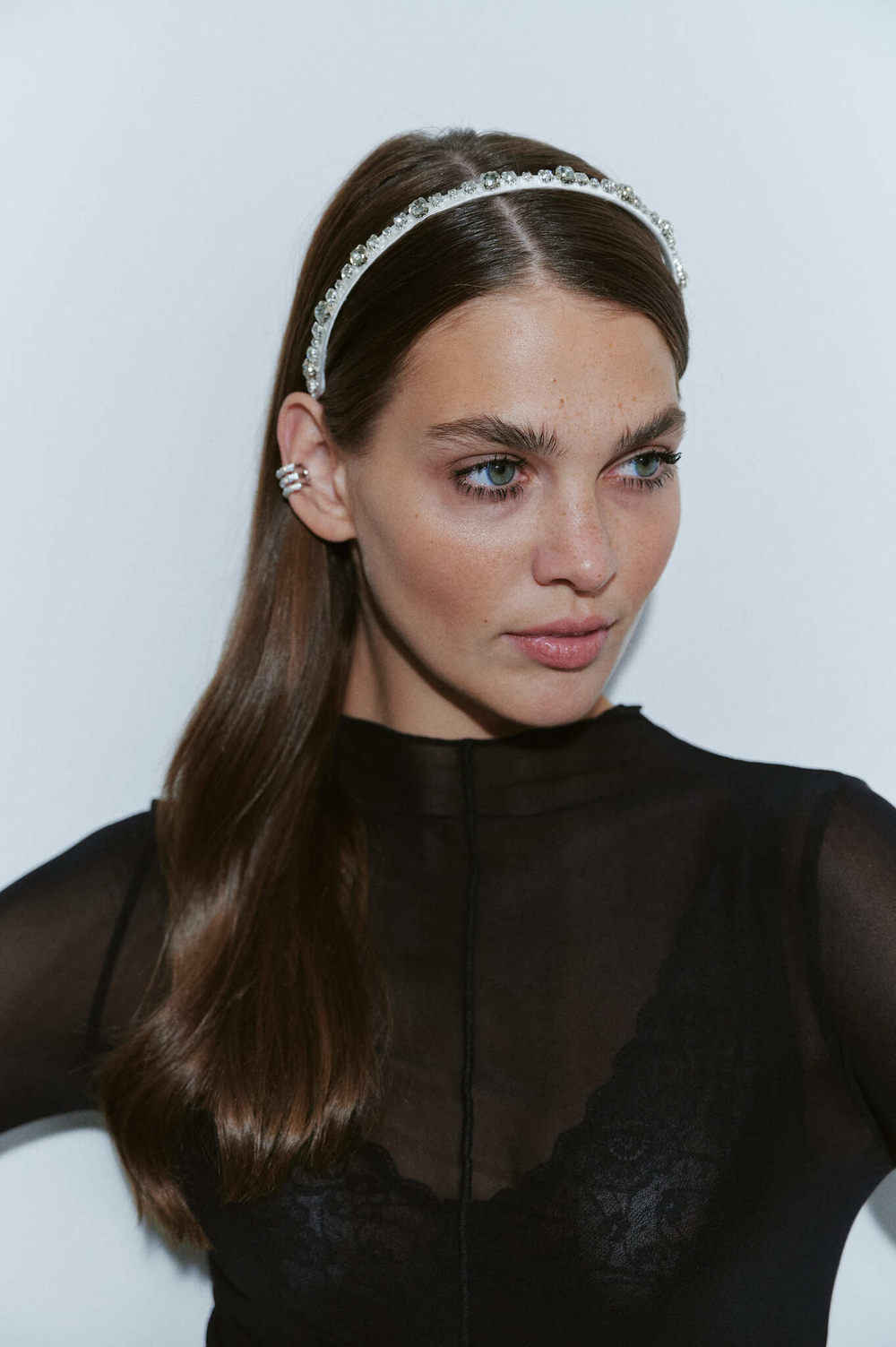 Белый ободок с камнями