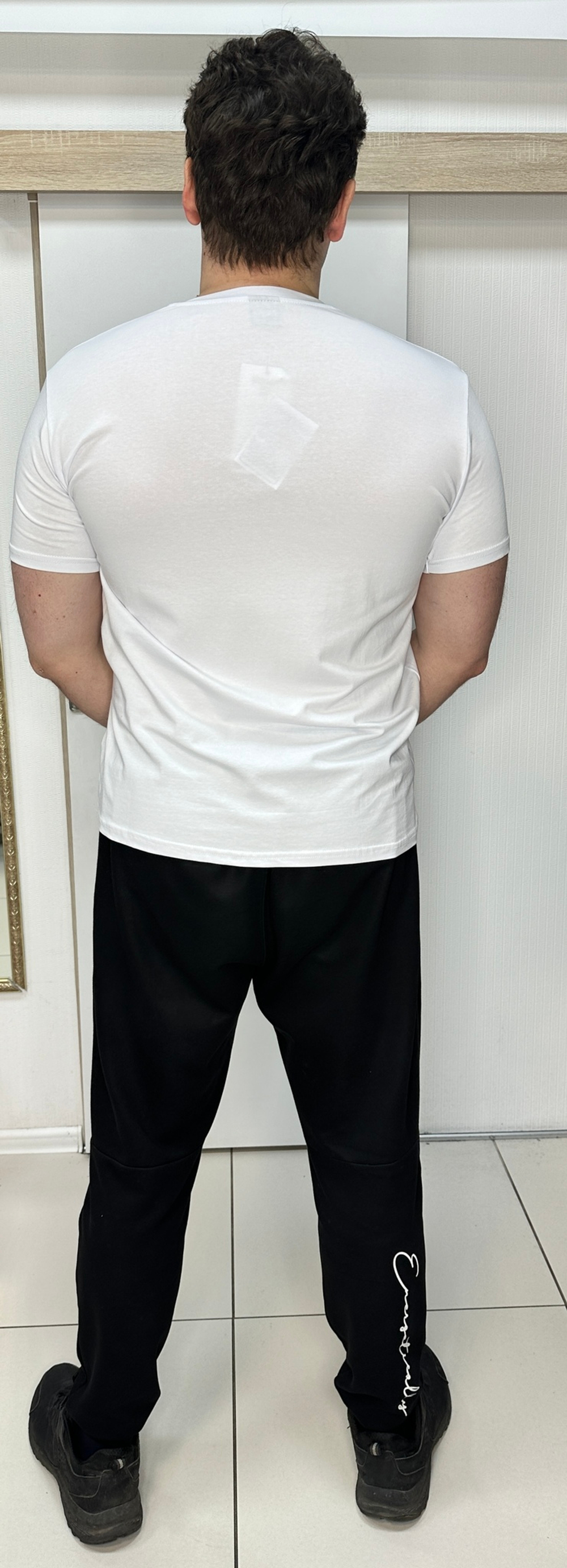 Белая мужская футболка с V-образным вырезом