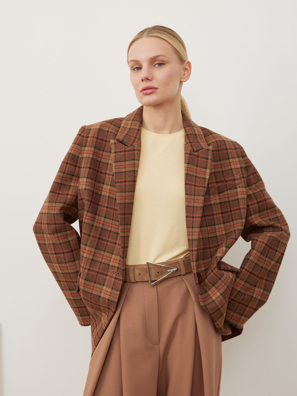 БАЗОВЫЙ РЕМЕНЬ С ТРЕУГОЛЬНОЙ ПРЯЖКОЙ ЗАМША КАПУЧИНО