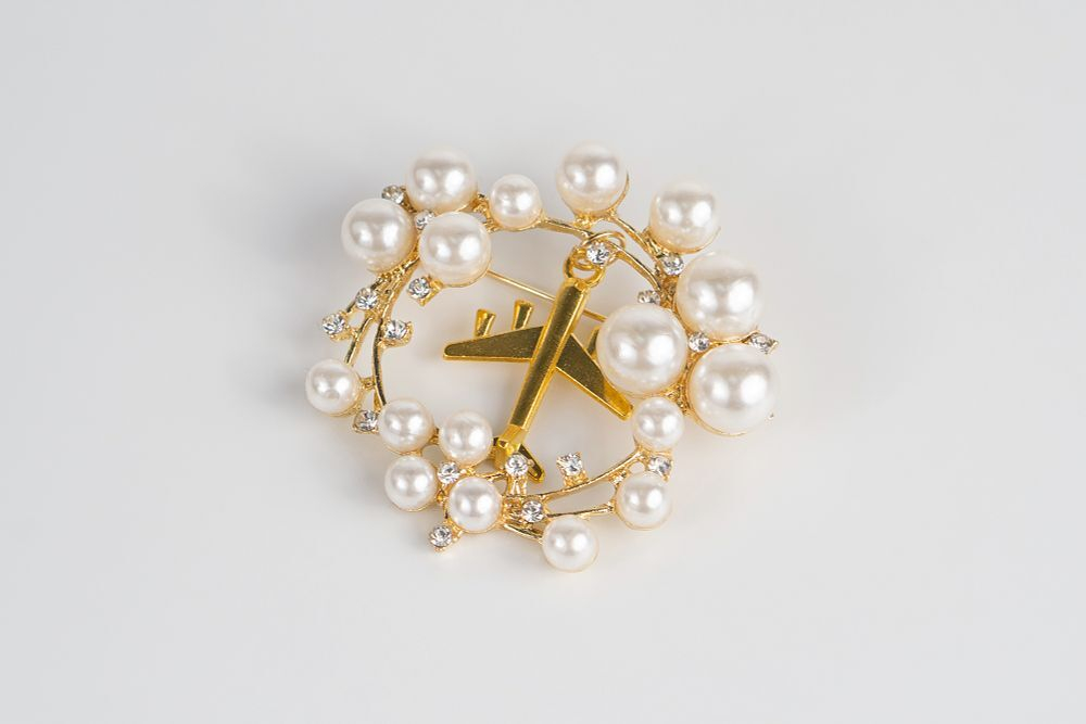 Ольга Солдатова. Брошь с подвеской в виде самолета