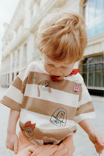 ZARA ФУТБОЛКА В ПОЛОСКУ С НАШИВКАМИ TOY STORY © DISNEY PIXAR, СВЕТЛО-КОРИЧНЕВЫЙ