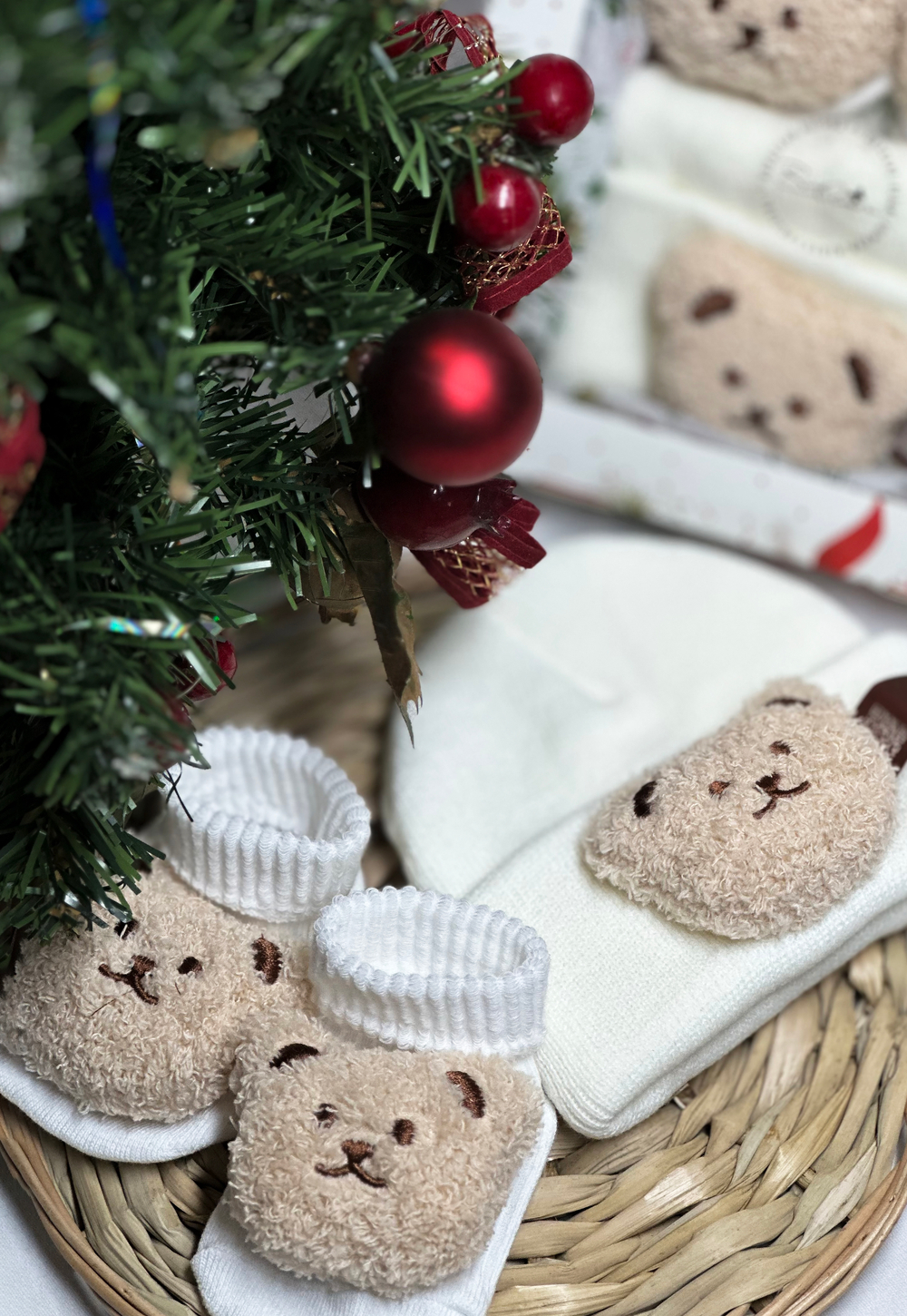 Набор Три Медведя( шапочка+ пинетки)