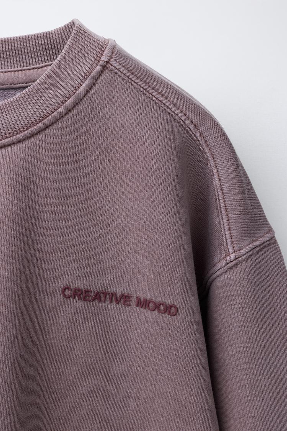 ZARA ТОЛСТОВКА С НАДПИСЬЮ И ЭФФЕКТОМ ПОТЕРТОСТИ, СЛИВОВЫЙ