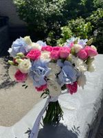 Свадебный букет из гортензии, диантусов, кустовых пионовидных роз и лизиантуса