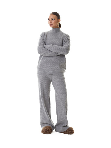 Серый трикотажный костюм в косичку