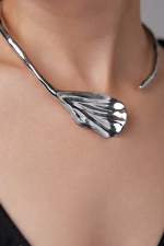 Колье-обруч Flora Belissima ассиметричный плоский лепесток, оттенок серебро