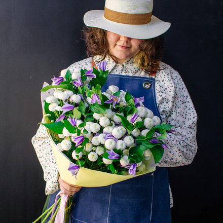 2. Объемный стойкий букет с клематисом и хризантемами