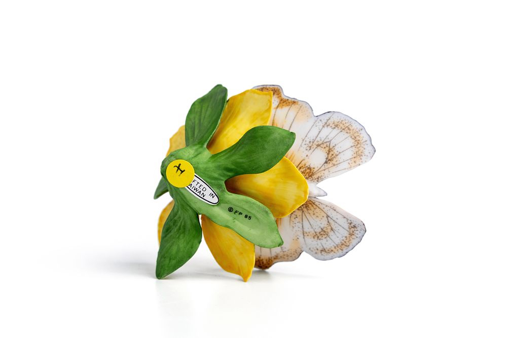 Статуэтка бабочки Австралийский клюв (Australian Beak) на цветке из серии «Бабочки мира»