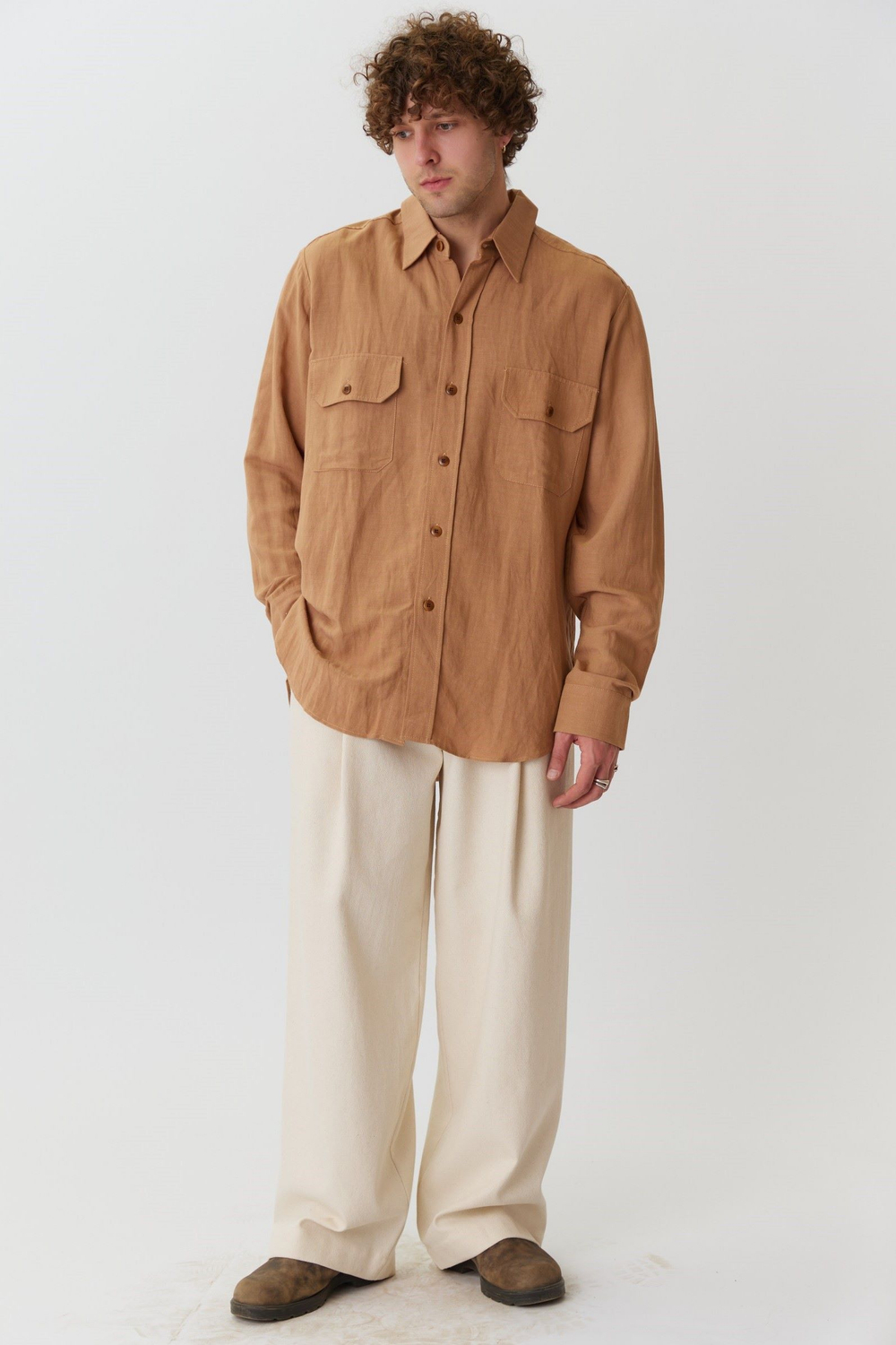 Объемная мужская рубашка из льна карамельного цвета