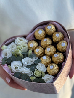 «Сердце» с лизиантусом, эвкалиптом и конфетами от Флора Маркет