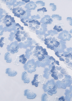 Вышивка на сетке нежно-голубая неэластичная ширина 18 см ОТРЕЗЫ