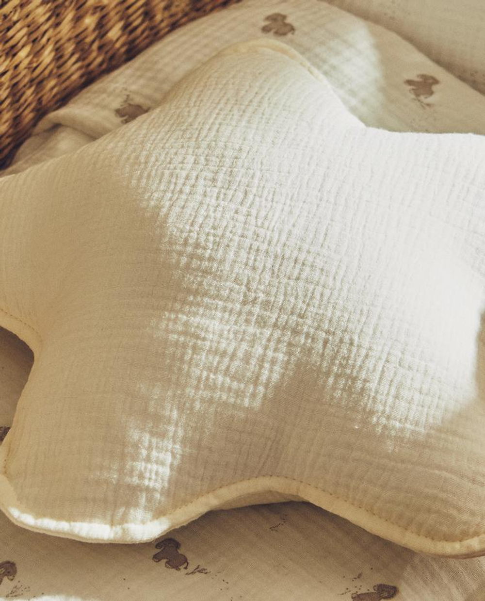 ZARA HOME ДЕТСКАЯ ПОДУШКА В ФОРМЕ ЗВЕЗДЫ, ЖЕЛТОВАТО-БЕЛЫЙ
