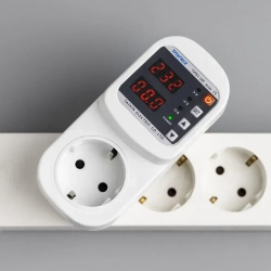 Реле контроля напряжения в розетку с защитой по напряжению и току (16А) / Автоматический выключатель TAXNELE 1P 16А для защиты бытовых приборов от скачков и перегрузки по току