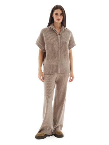 Трикотажный костюм с жилетом в цвете капучино