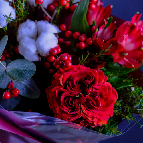 Купить Зимний букет с пионовидной розой #697