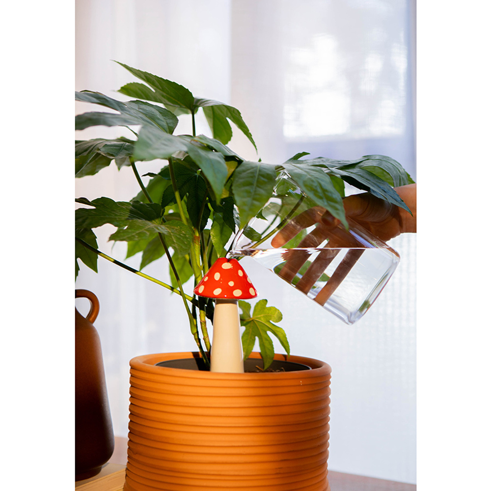 Фигурка с функцией полива для растений amanita